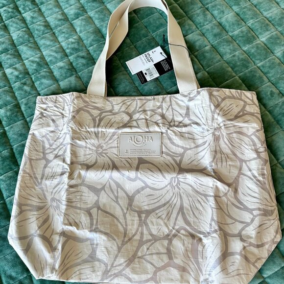 ALOHA Collection Handbags - NWT Aloha Backyard Daytripper Totebag Oyster/Sandstone